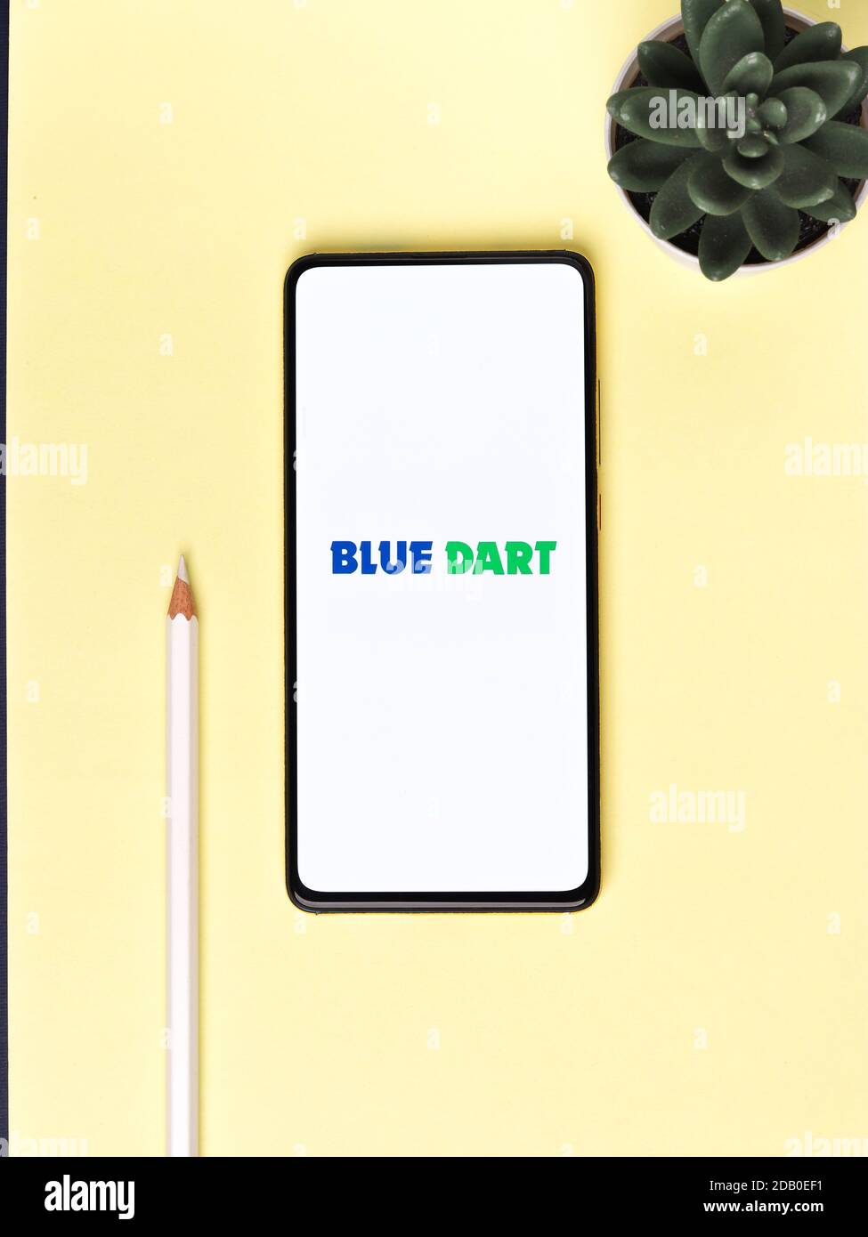 Assam, indien - November 15, 2020 : Blue Dart Logo auf Handy-Bildschirm Stock Bild. Stockfoto