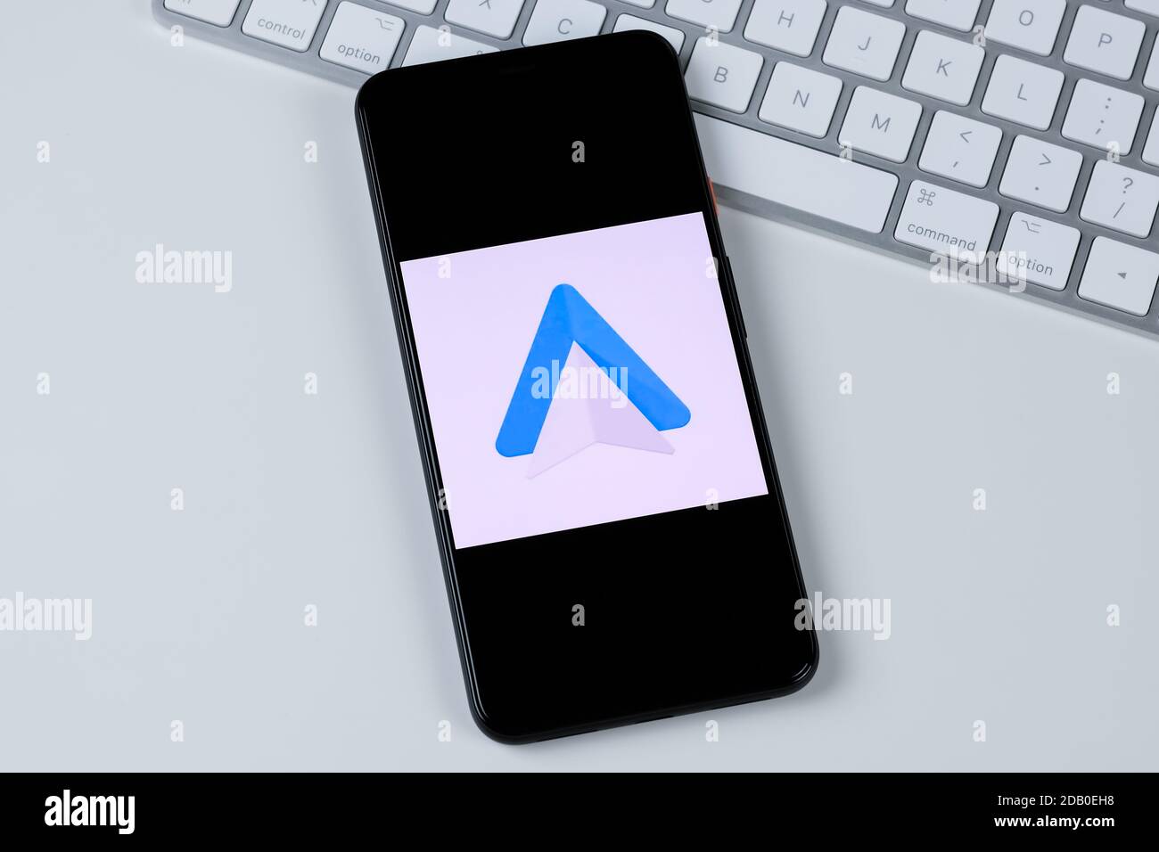 Android Auto App-Logo auf einem Smartphone-Bildschirm. Stockfoto
