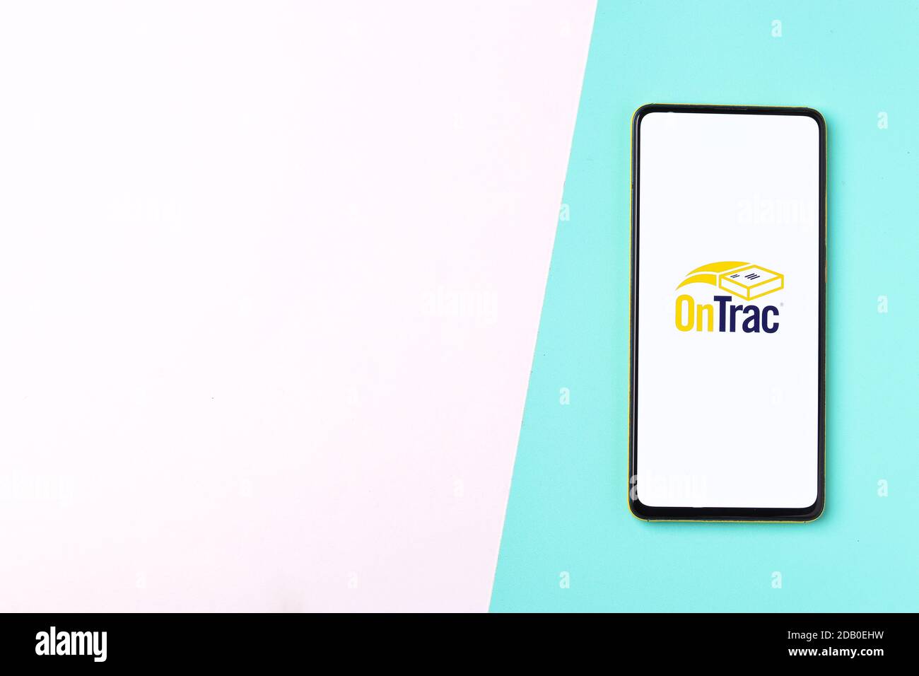 Assam, indien - November 15, 2020 : Ontrac Logo auf Handy-Bildschirm Stock Bild. Stockfoto