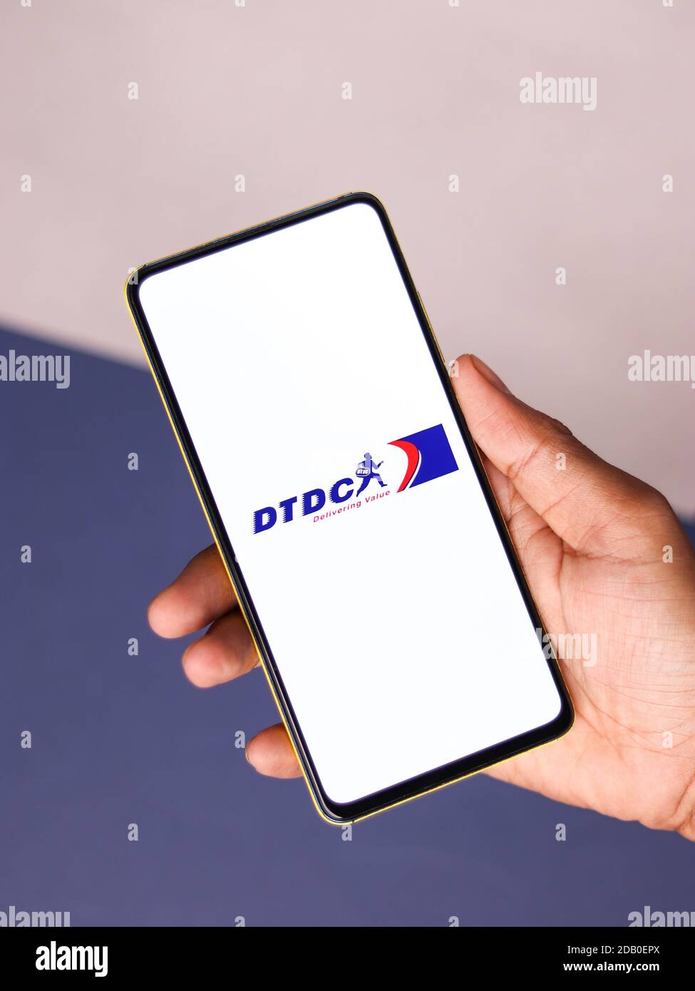 Assam, indien - November 15, 2020 : DTDC-Logo auf Telefon-Bildschirm Stock Bild. Stockfoto