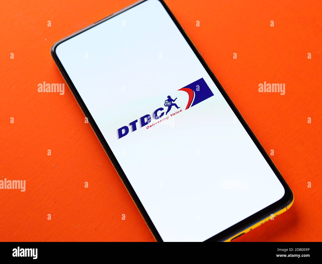 Assam, indien - November 15, 2020 : DTDC-Logo auf Telefon-Bildschirm Stock Bild. Stockfoto