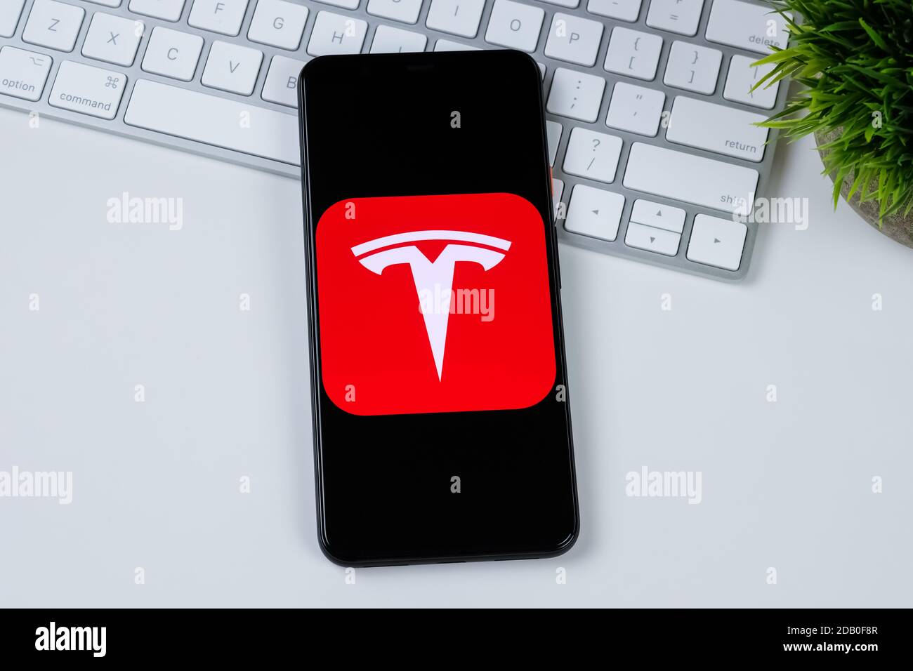 Tesla App-Logo auf einem Smartphone-Bildschirm. Stockfoto