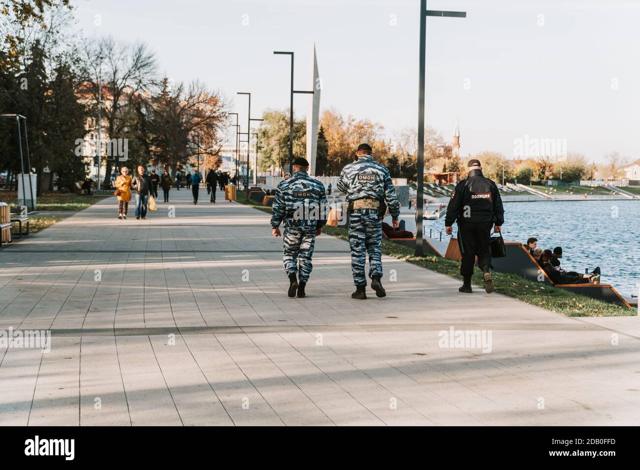 Penza, 12-20-2020, Ufer des Flusses Sura. Die Polizei und die OMON gehen in den Park in Penza Stockfoto