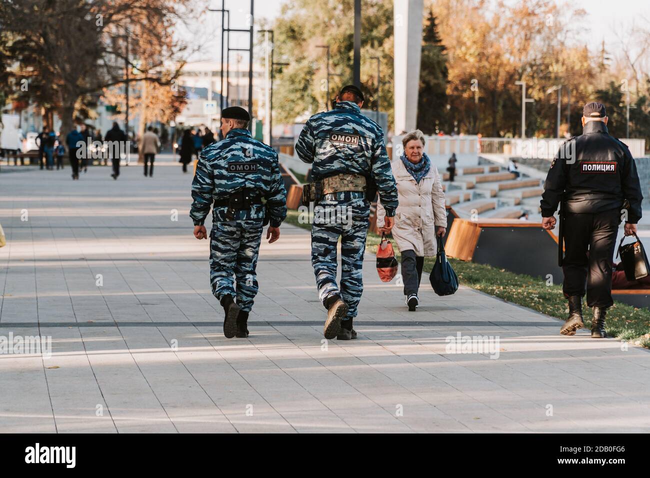Penza, 12-20-2020, Ufer des Flusses Sura. Die Polizei und die OMON gehen in den Park in Penza Stockfoto