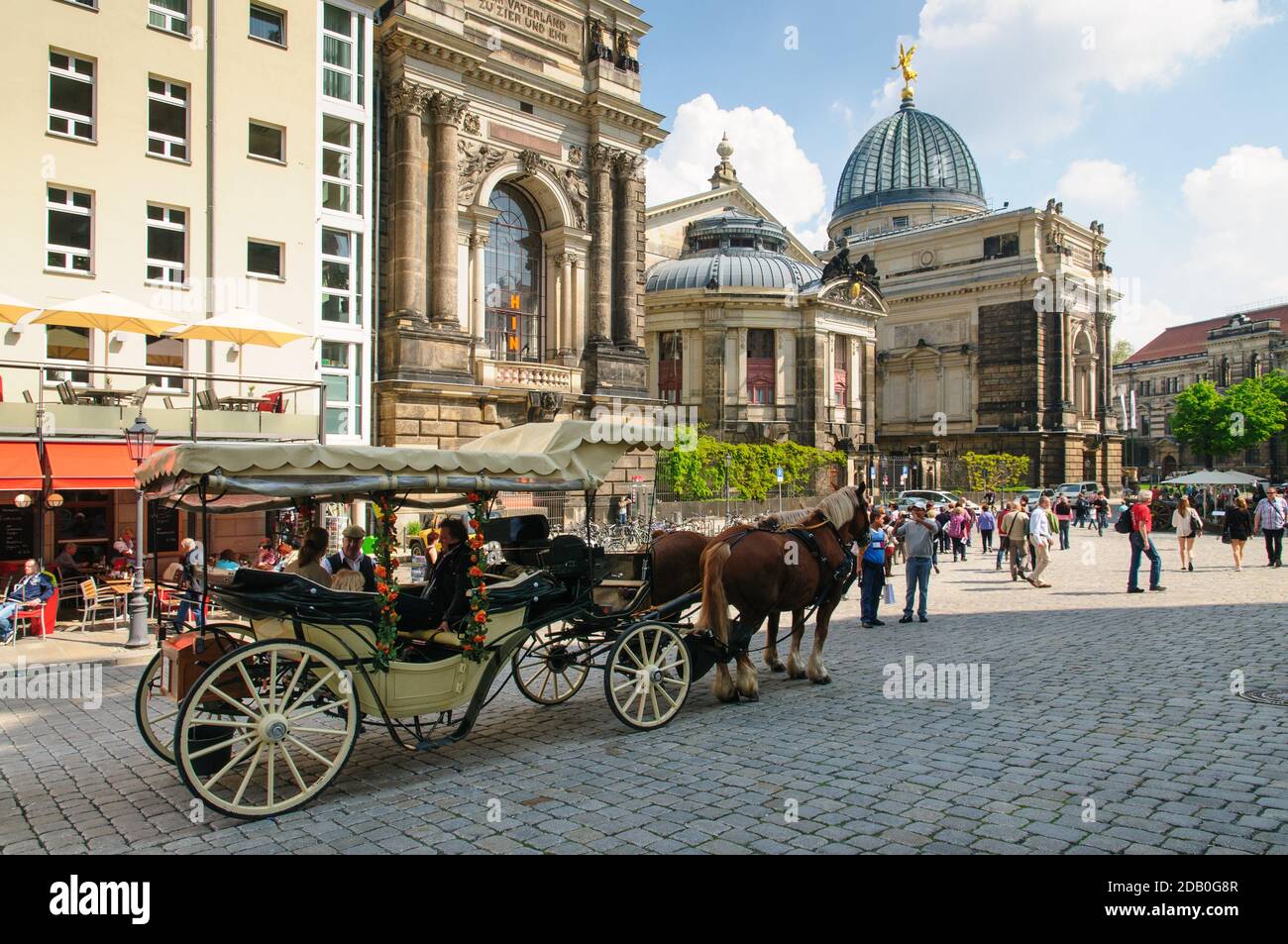 Stadtrundfahrt in einer Pferdekutsche durch Dresden in Sachsen. Stockfoto
