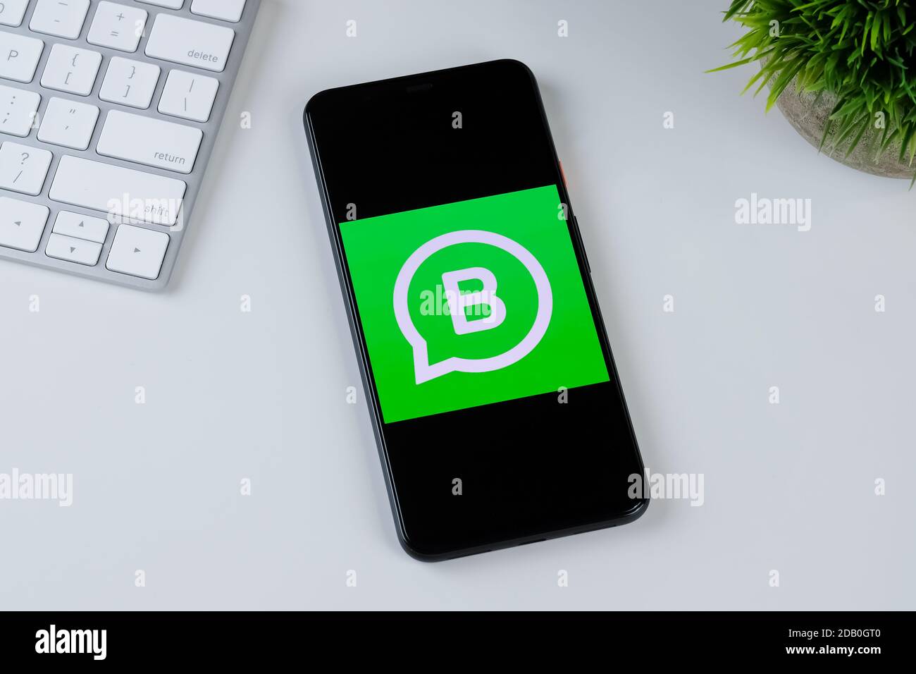 WhatsApp Business App-Logo auf einem Smartphone-Bildschirm. Stockfoto