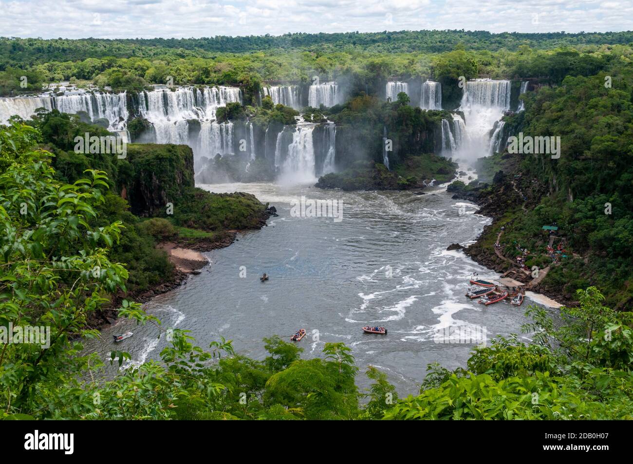Ein Panoramablick auf die Adam & Eve Wasserfälle und Bossetti Wasserfall (rechts) von der brasilianischen Seite der Iguazu Wasserfälle. Unten ist eine kleine Flucht Stockfoto