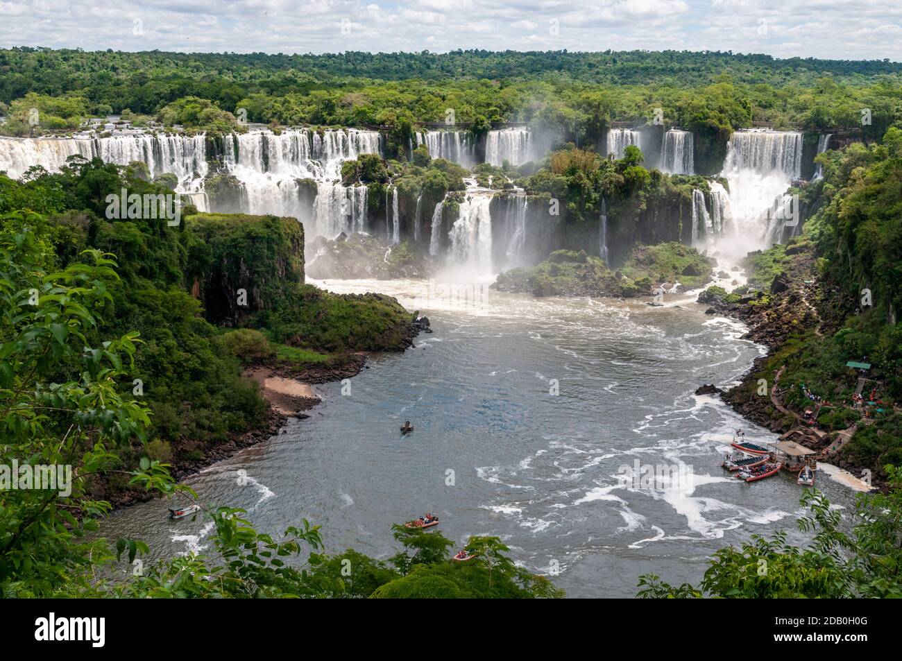 Ein Panoramablick auf die Adam & Eve Wasserfälle und Bossetti Wasserfall (rechts) von der brasilianischen Seite der Iguazu Wasserfälle. Unten ist eine kleine Flucht Stockfoto