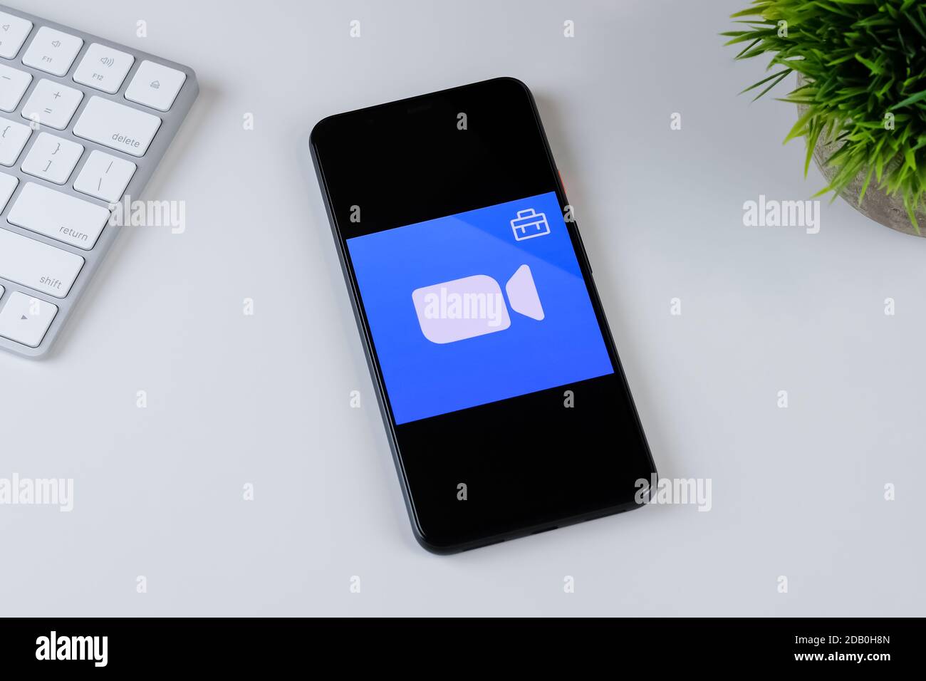 Zoom für Intune App Logo auf einem Smartphone-Bildschirm. Stockfoto