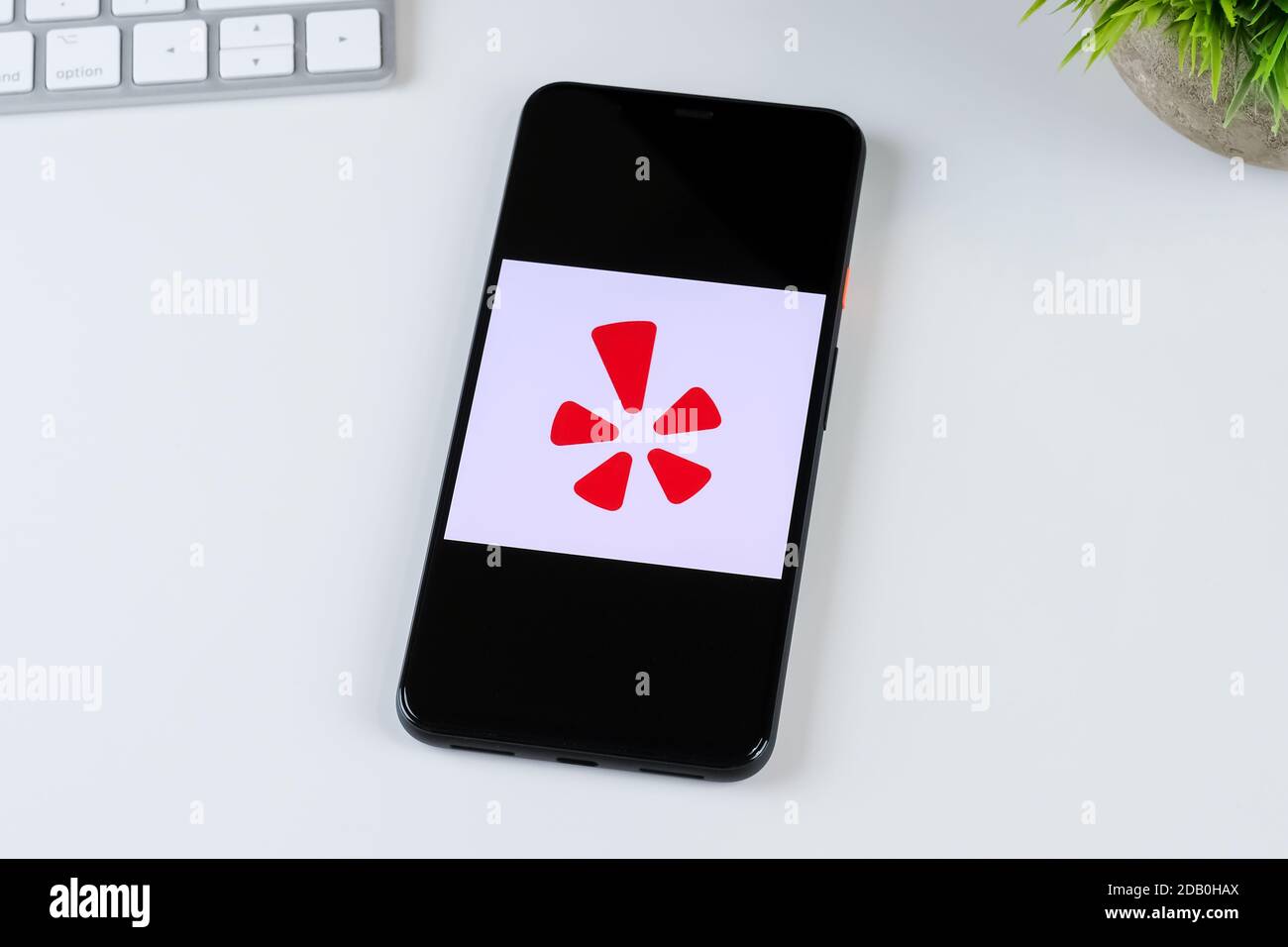 Yelp App-Logo auf einem Smartphone-Bildschirm. Stockfoto