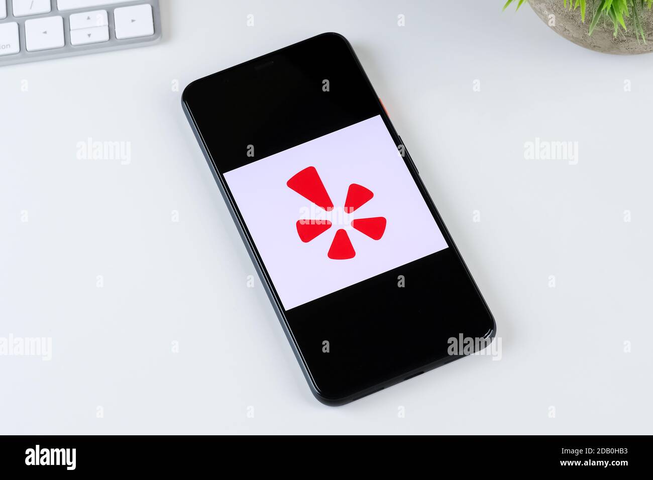 Yelp App-Logo auf einem Smartphone-Bildschirm. Stockfoto