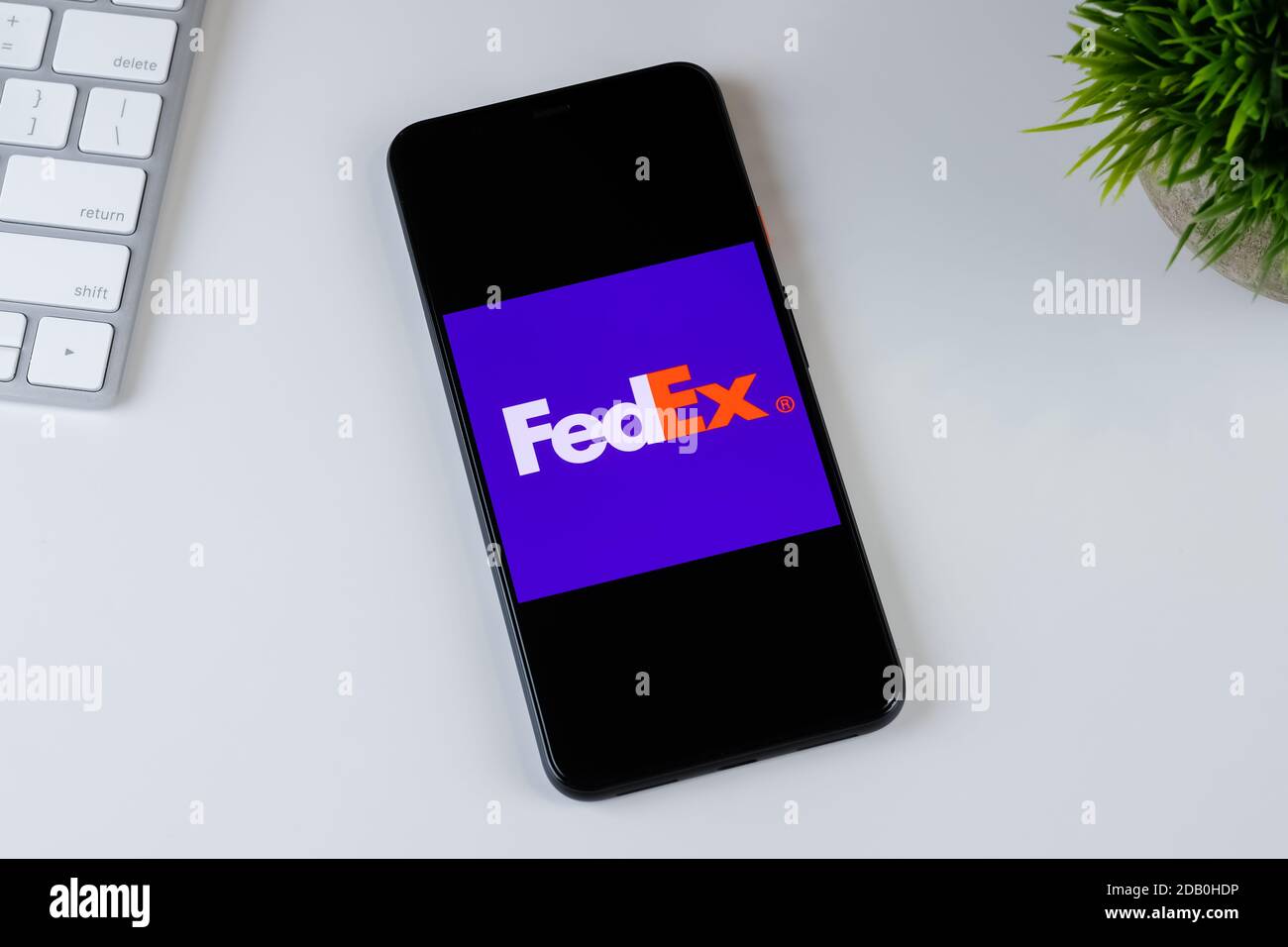 FedEx App-Logo auf einem Smartphone-Bildschirm. Stockfoto