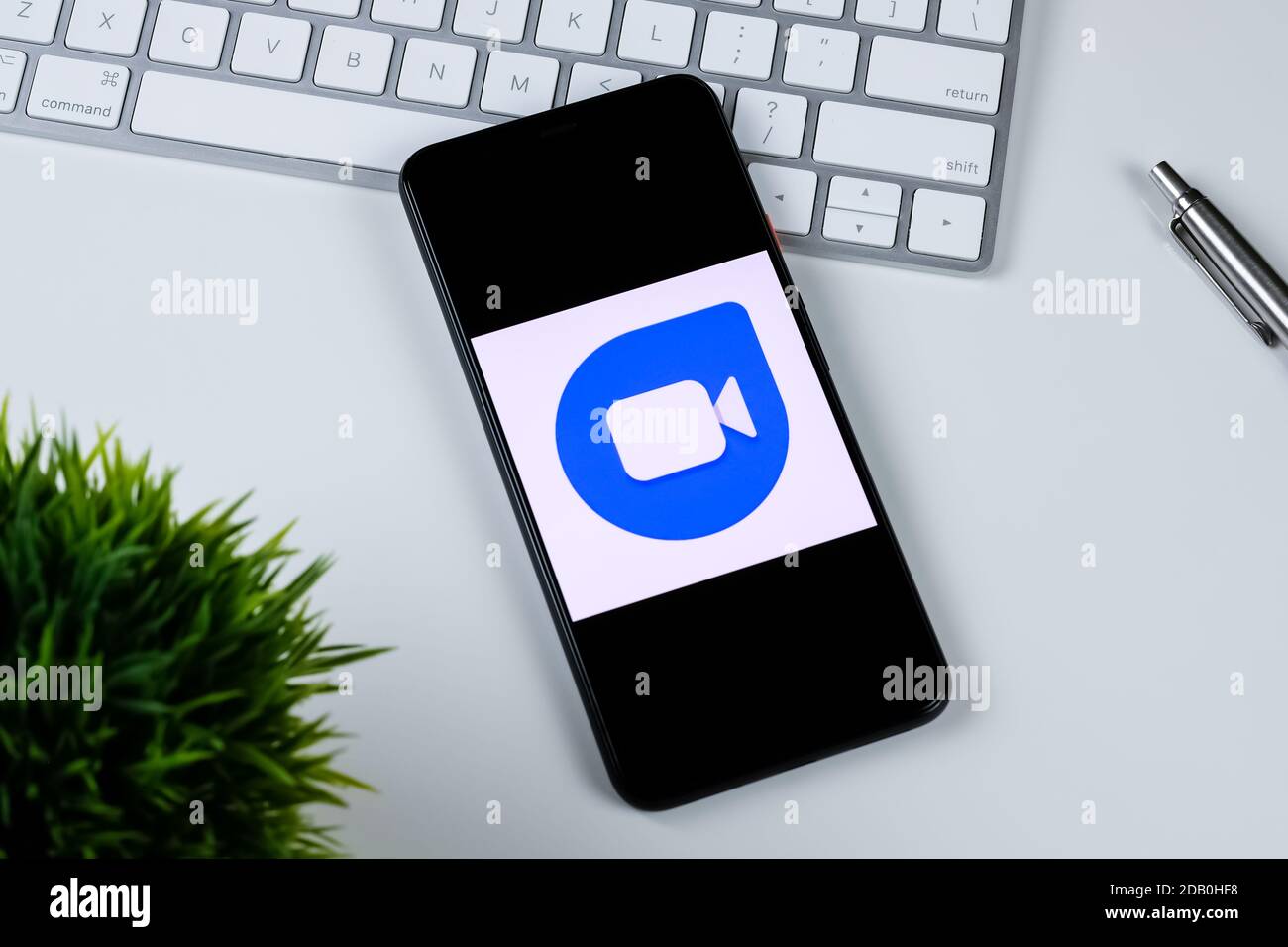 Google Duo App-Logo auf einem Smartphone-Bildschirm. Stockfoto