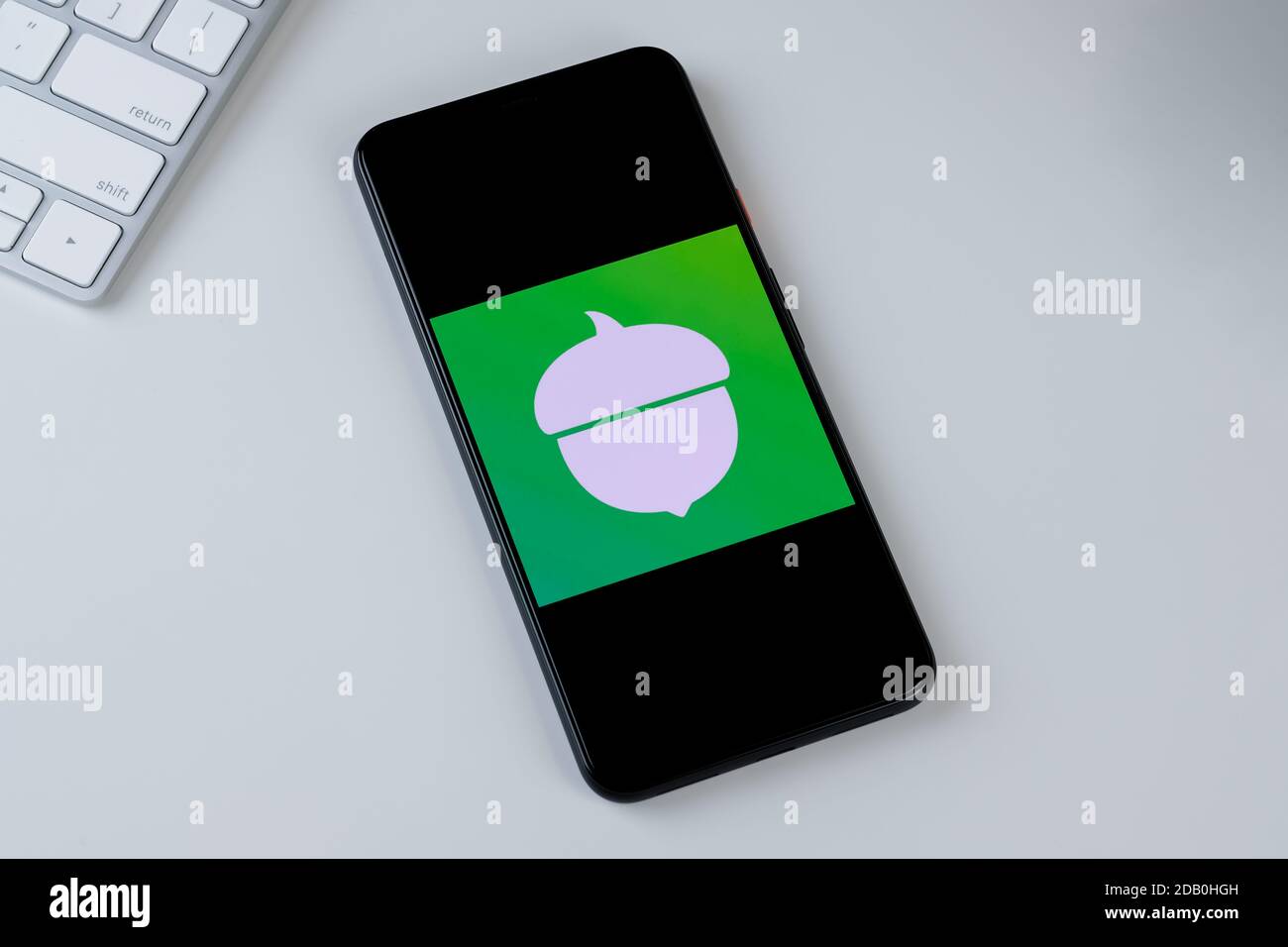 Akorns App-Logo auf einem Smartphone-Bildschirm. Stockfoto