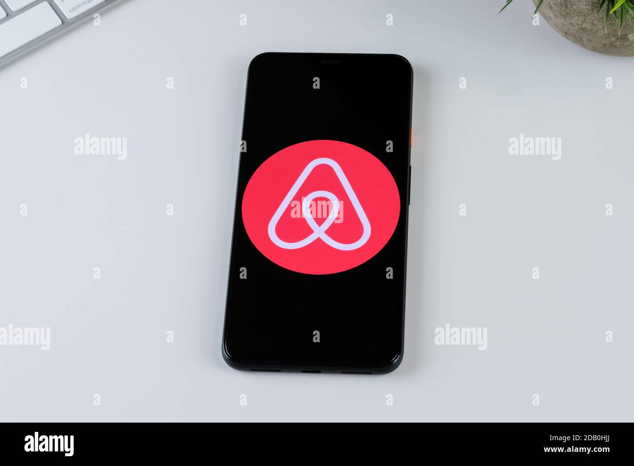Airbnb App-Logo auf einem Smartphone-Bildschirm. Stockfoto