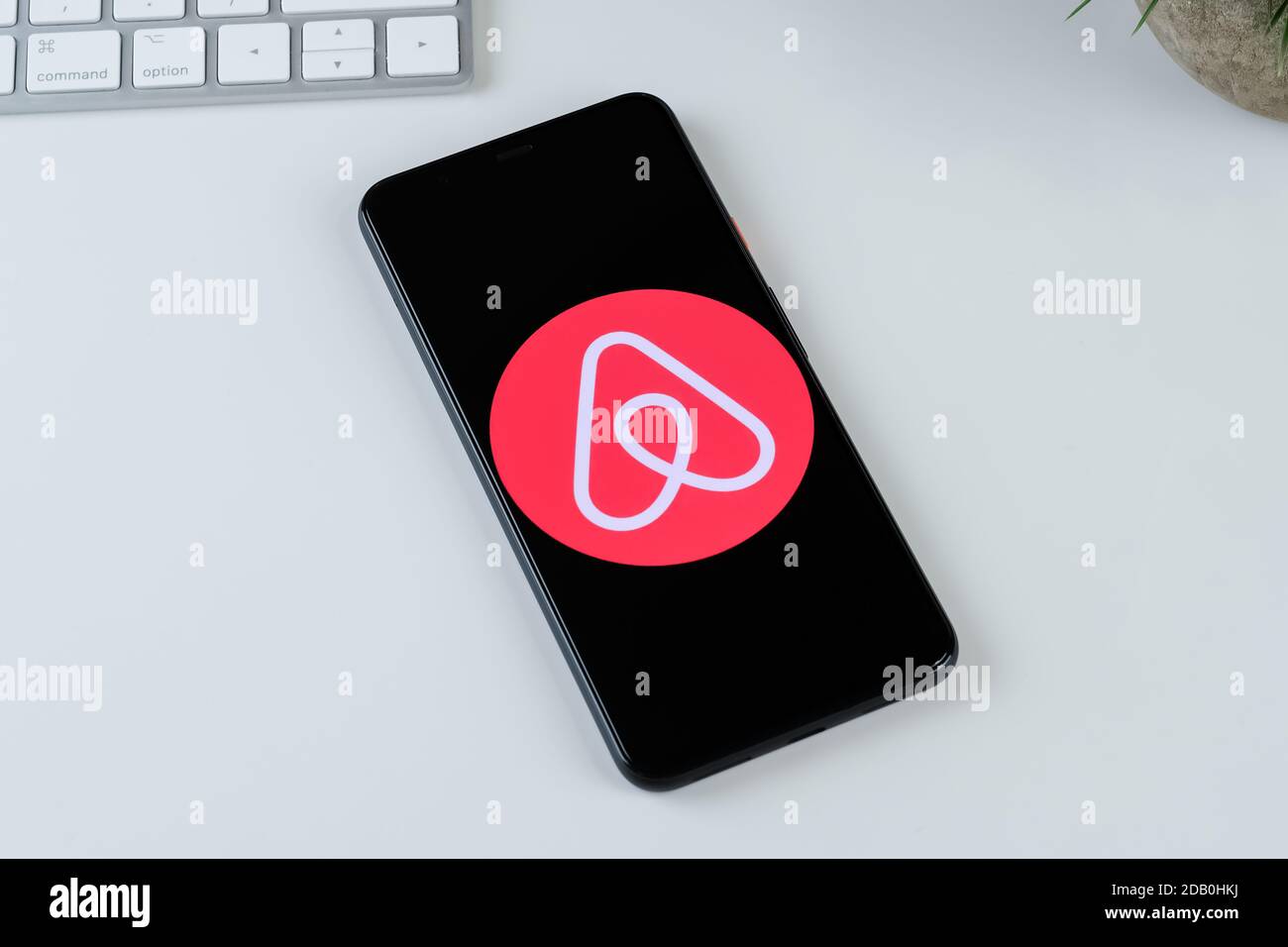 Airbnb App-Logo auf einem Smartphone-Bildschirm. Stockfoto