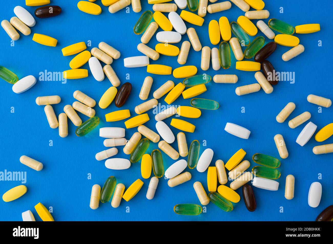 Viele Pillen Tabletten Kapsel und Softgels auf blauer Oberfläche Stockfoto