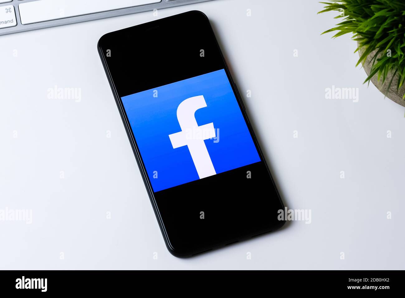 Facebook-App-Logo auf einem Smartphone-Bildschirm. Stockfoto