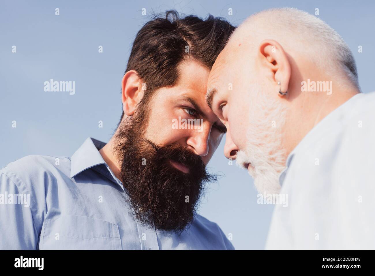 Man. Familiengeneration: Zukunftstraum und Menschenkonzept. Männlich Multi Generation Portrait. Zwei Generationen - Wochenende zusammen Stockfoto