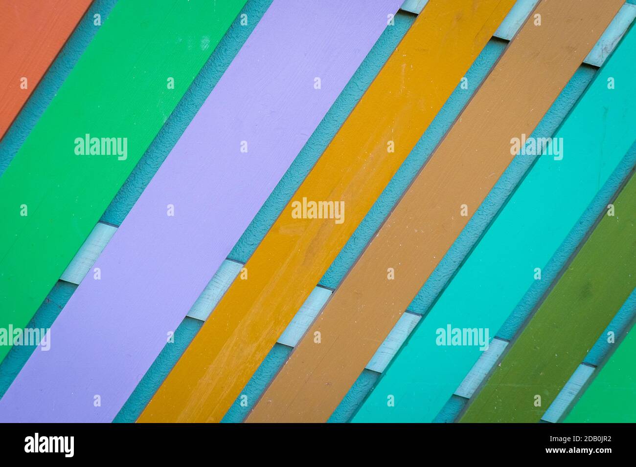 Hintergrund aus bunt verwitterten Holzplanken Stockfoto