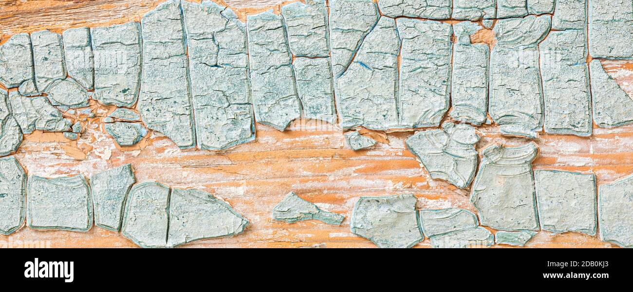 Textur von dicken rissigen Schicht von hellblauer Farbe auf Altes Holz Stockfoto