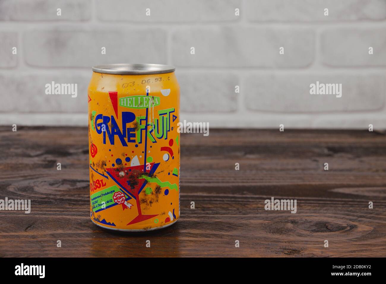 Eine Vintage Aluminium Dose von Hellena Softdrink gegen die Ziegel Wal Stockfoto