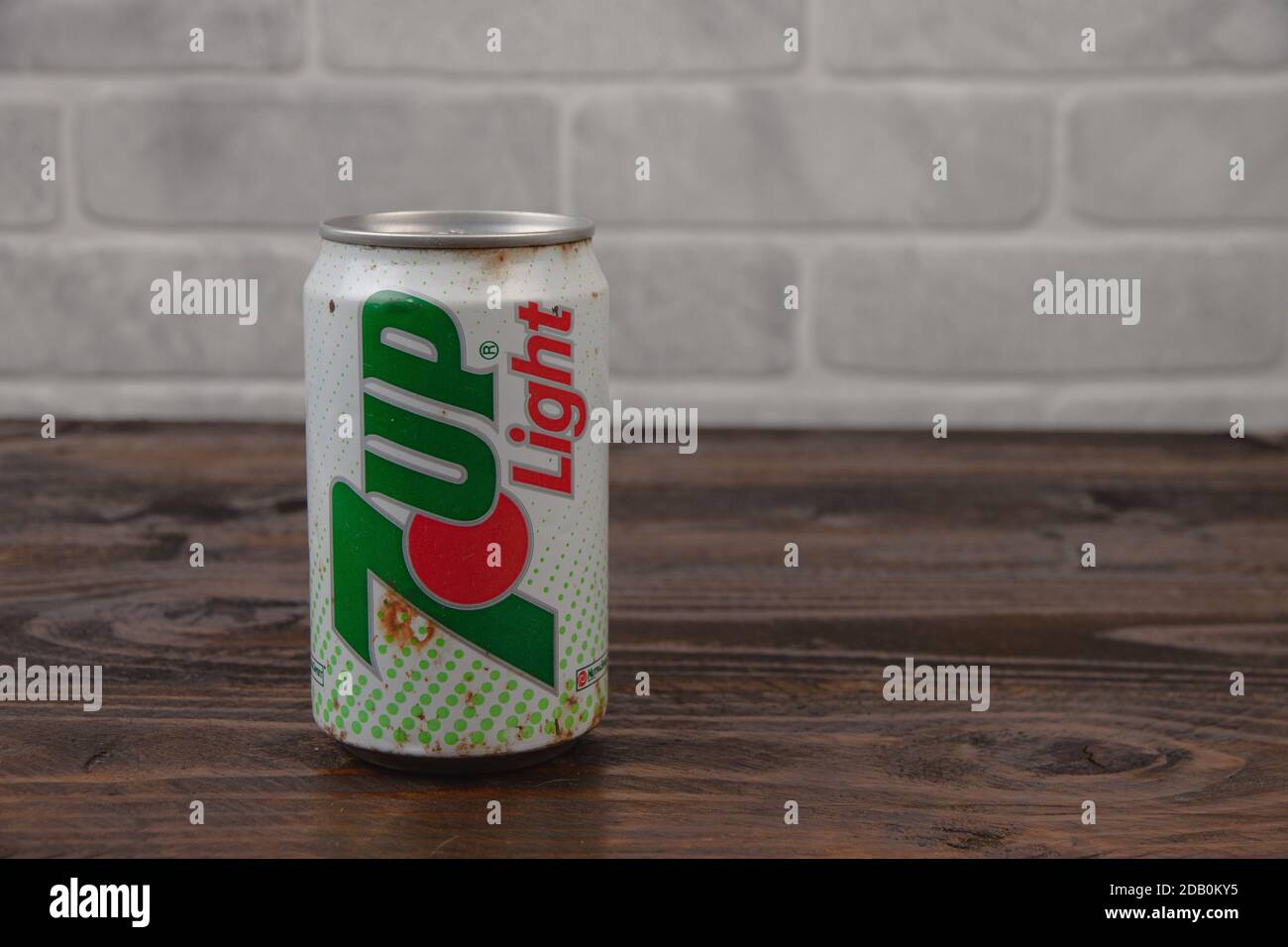 Eine vintage Aluminium Dose von 7up Softdrink gegen die Ziegel Wal Stockfoto