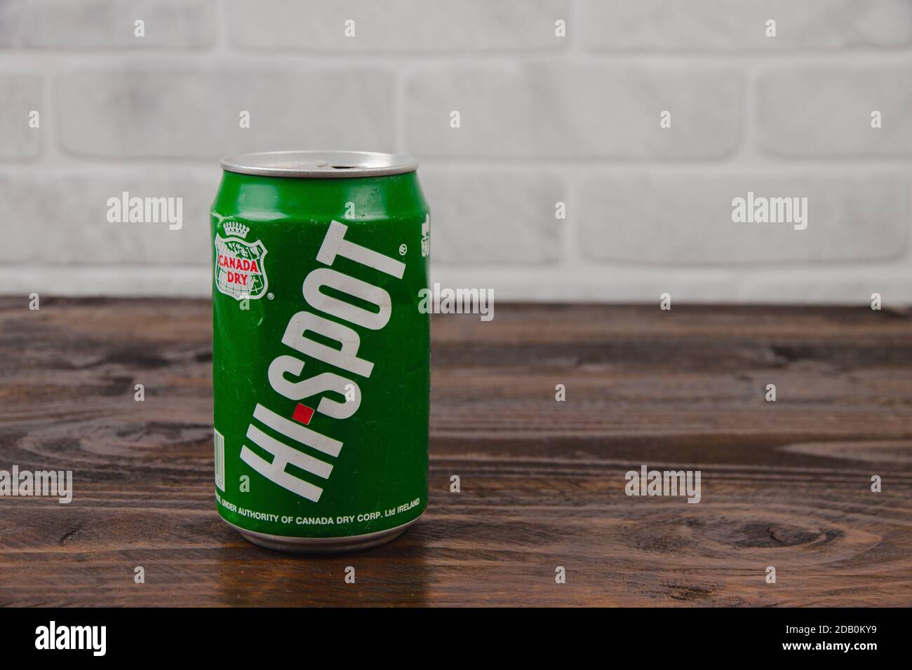 Eine Vintage Aluminium Dose von Canada Dry Softdrink gegen Der Ziegel Wal Stockfoto