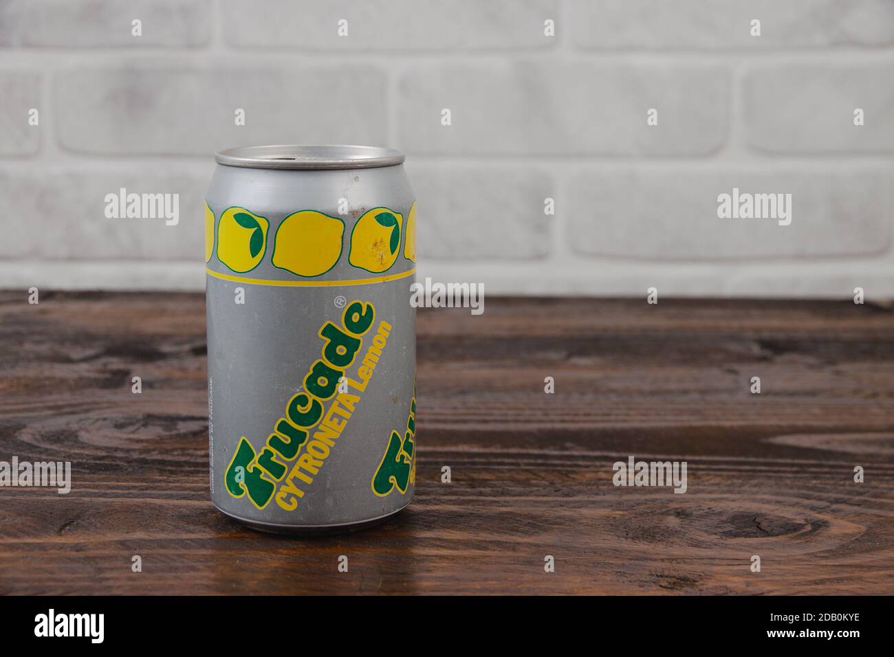 Eine vintage AluminiumDose Frucade Softdrink gegen die Ziegel Wal Stockfoto