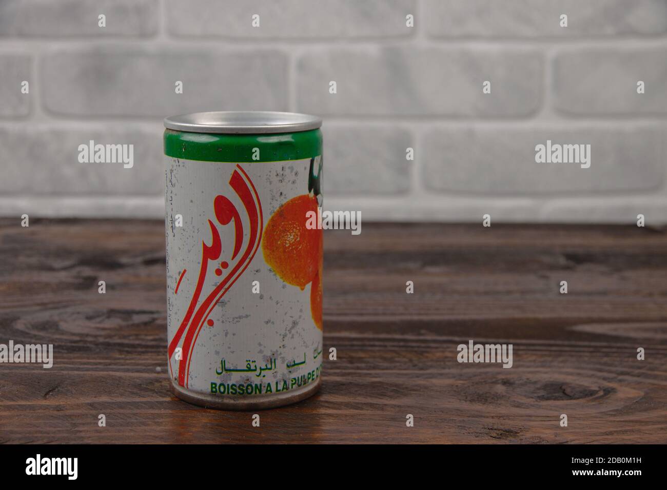 Eine Vintage Aluminium Dose von Rouiba Softdrink gegen die Ziegel Wal Stockfoto