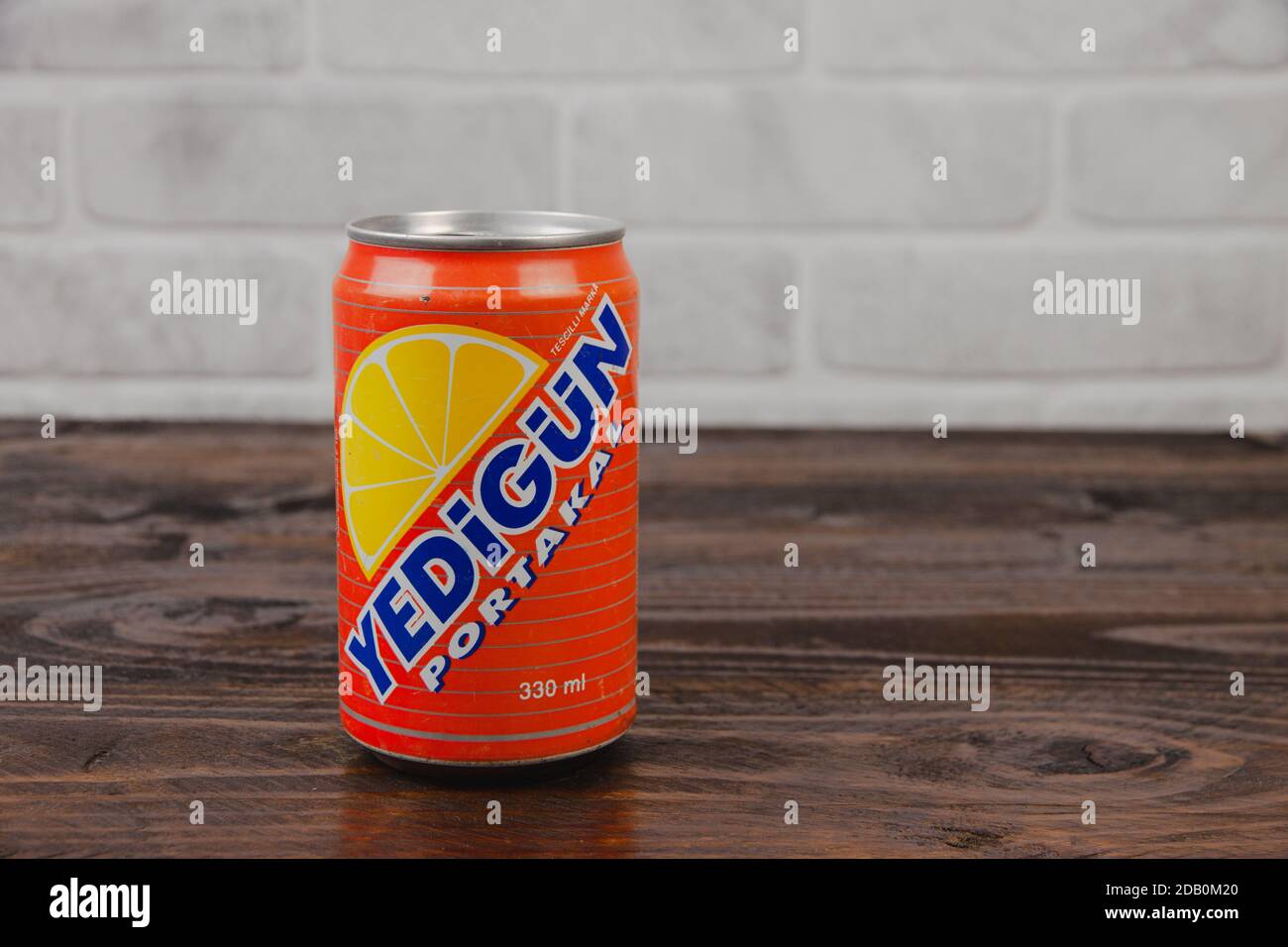 Eine vintage Aluminium Dose von Yedigun Softdrink gegen die Ziegel Wal Stockfoto