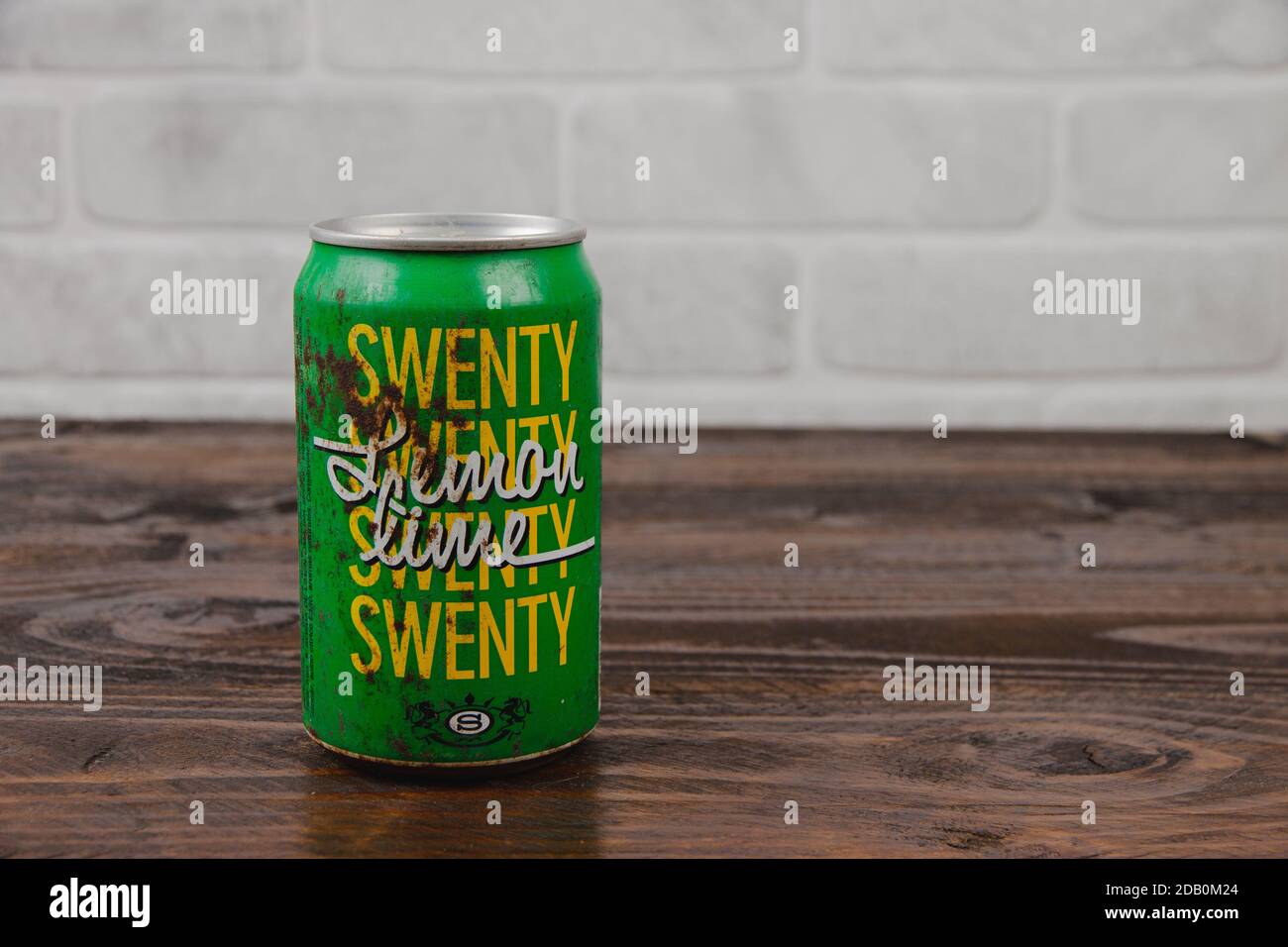 Eine vintage Aluminium Dose von Swenty Softdrink gegen die Ziegel Wal Stockfoto