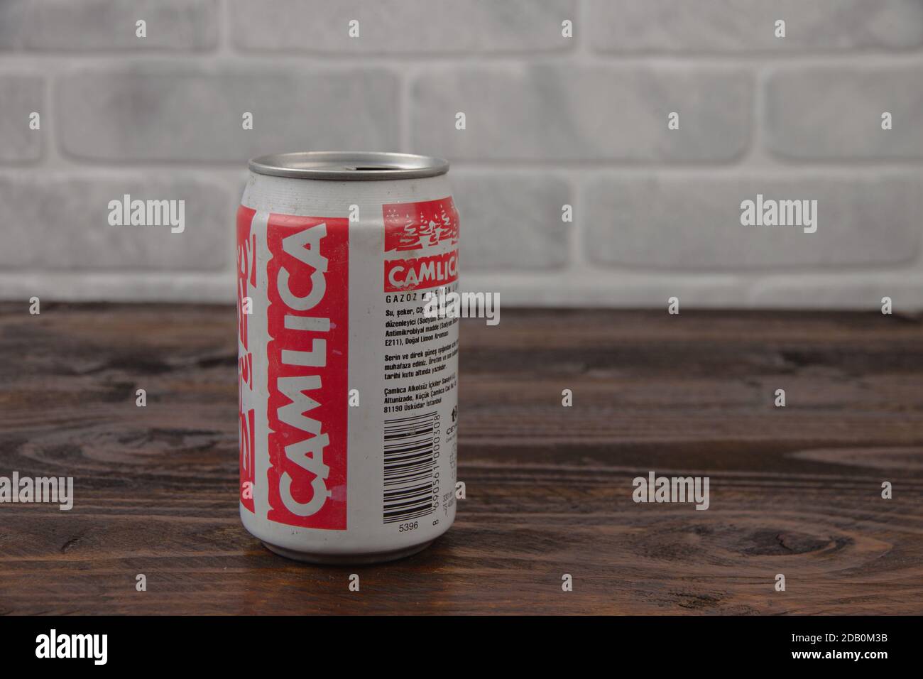 Eine Vintage Aluminium Dose von Camlica Softdrink gegen die Ziegel Wal Stockfoto