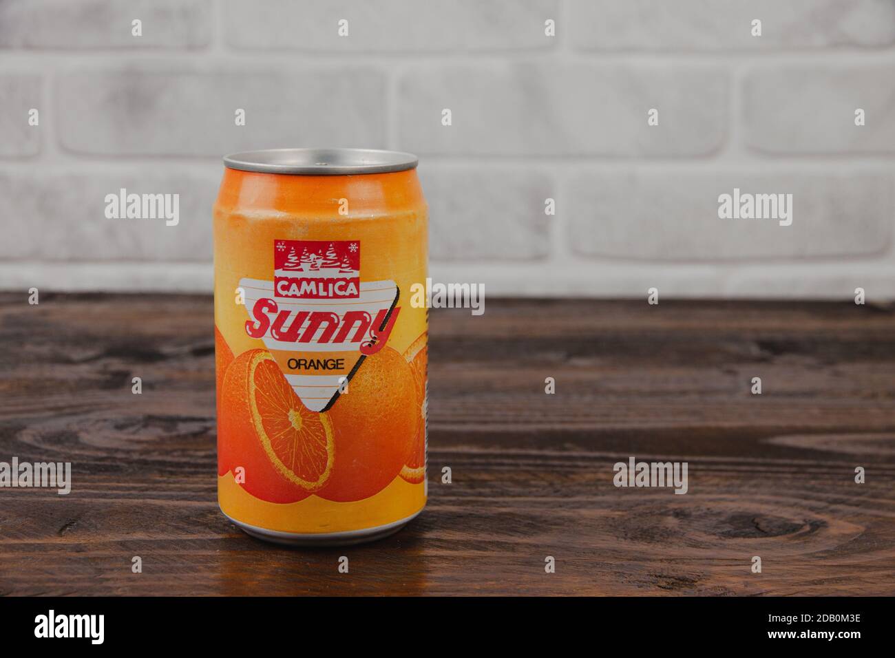 Eine Vintage Aluminium Dose von Camlica Softdrink gegen die Ziegel Wal Stockfoto