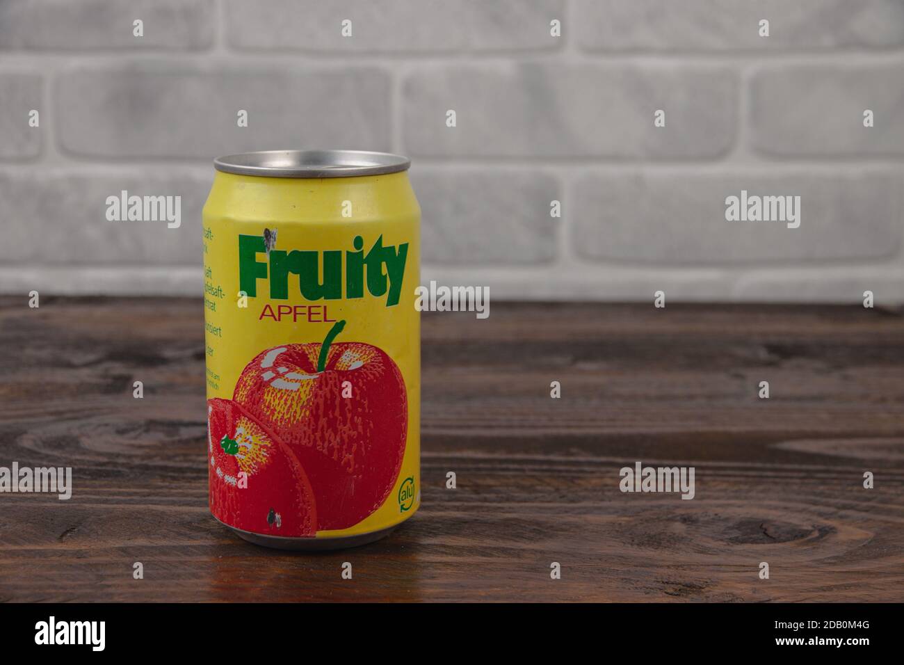 Eine vintage Aluminium Dose von fruchtigem Softdrink gegen die Ziegel Wal Stockfoto