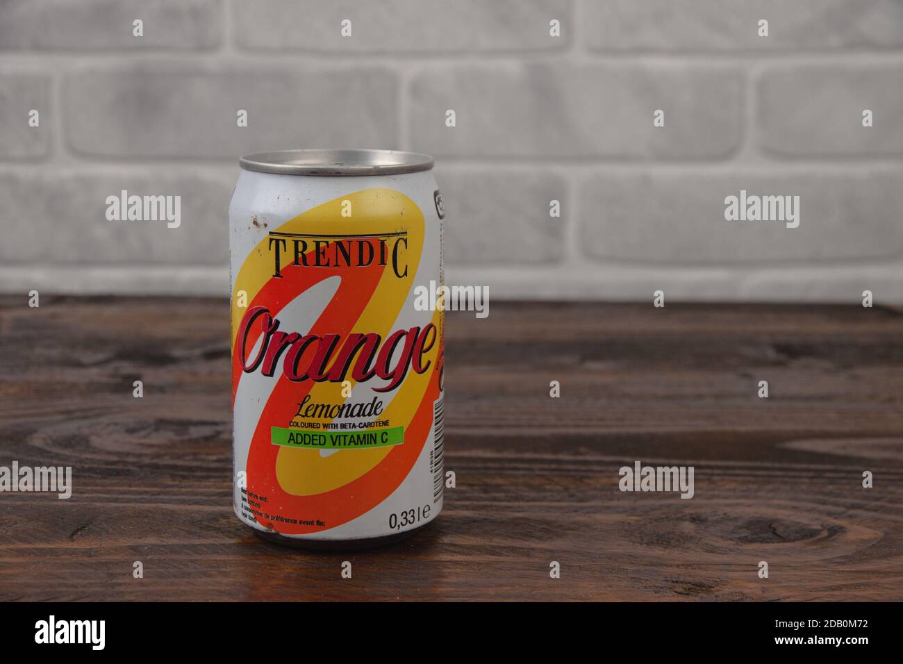 Eine Vintage-AluminiumDose von Trendic Softdrink gegen die Ziegel Wal Stockfoto