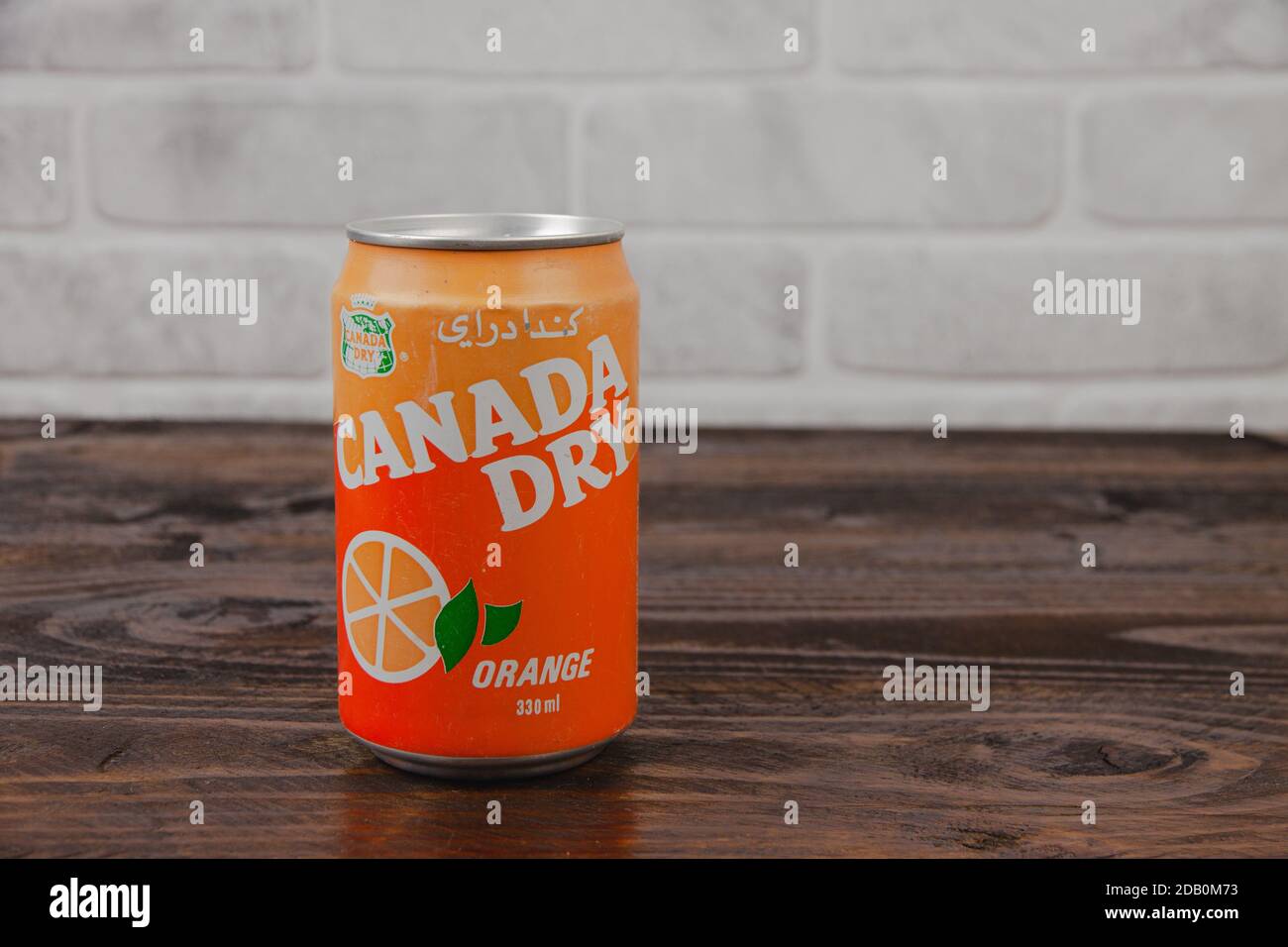 Eine Vintage Aluminium Dose von Canada Dry Softdrink gegen Der Ziegel Wal Stockfoto
