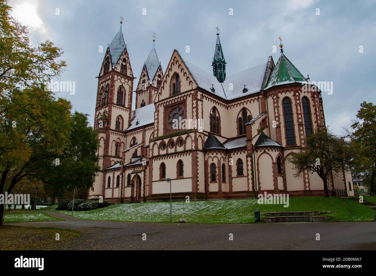 Freiburg im Breisgau/Deutschland - 10 28 2012: Herz-Jesu-Kirche in Freiburg in einem bewölkten Herbsttag nach dem ersten Schnee Stockfoto