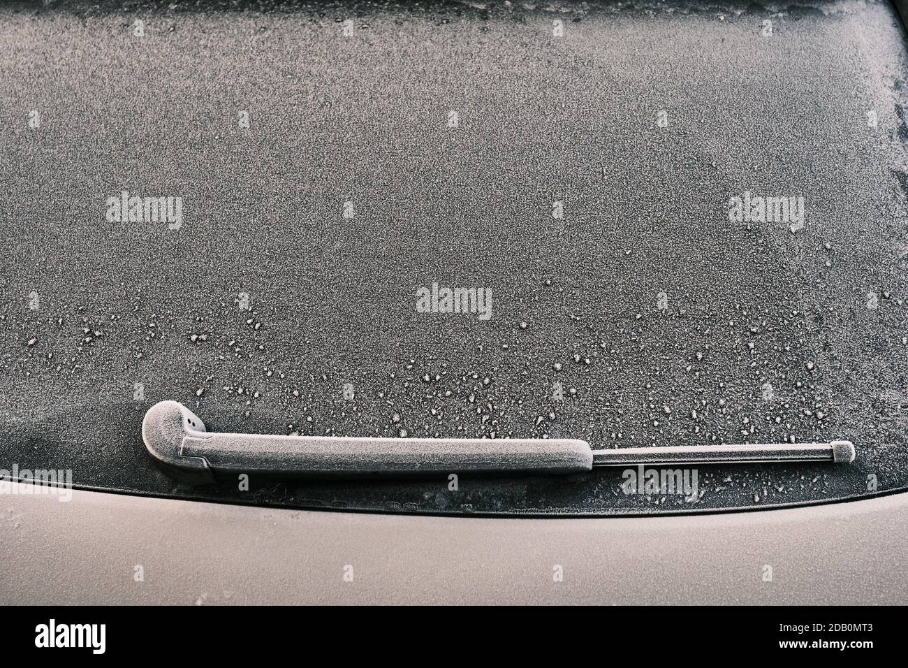 Nahaufnahme des Fensters „Frozen Car“ während der Wintersaison. Frostschicht Stockfoto