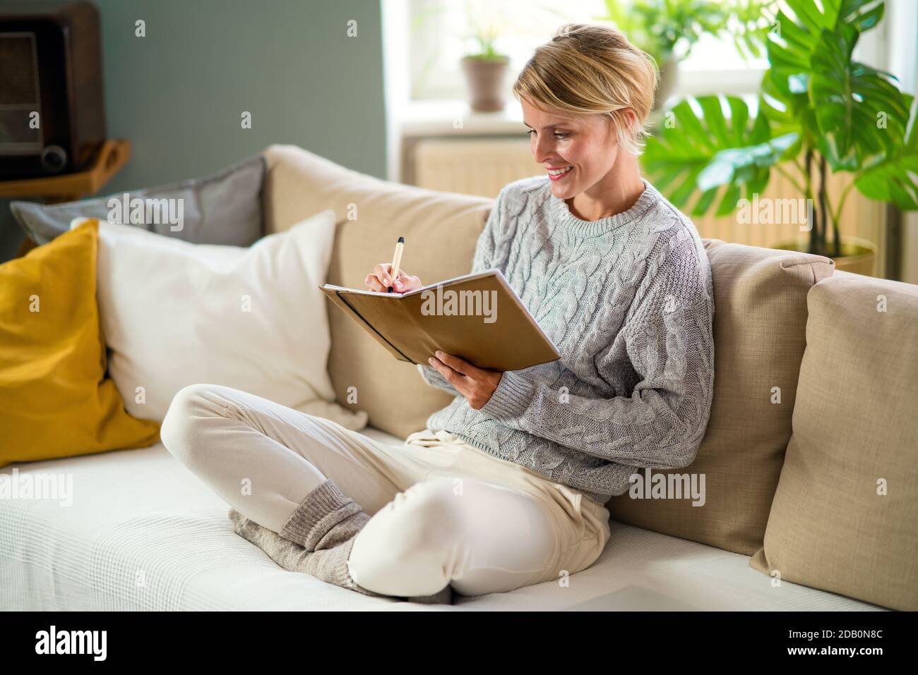 Portrait der Frau Entspannung drinnen zu Hause, psychische Gesundheit Konzept. Stockfoto