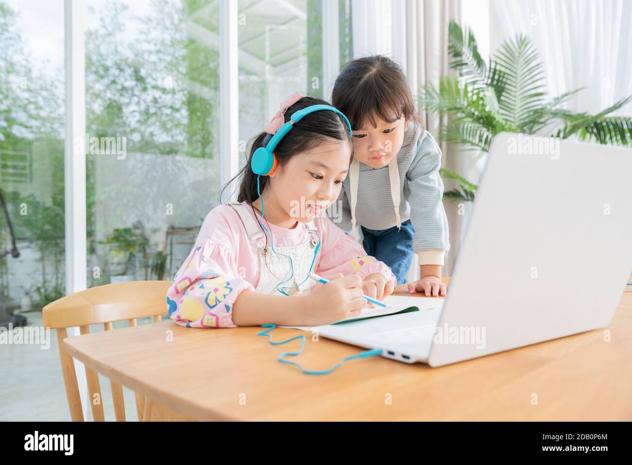 Porträt einer fröhlichen Familie, einer jungen Mutter und zwei Töchtern 209 Stockfoto