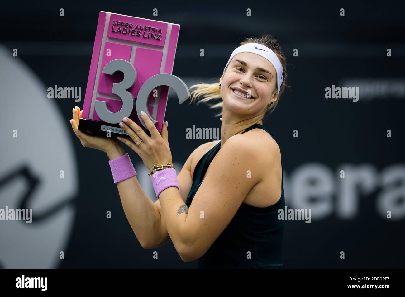 Aryna Sabalenka Weißrussland posiert mit der Siegertrophäe der Die Oberösterreich Ladies Linz WTA International Tennis Tourname 2020 / LM Stockfoto