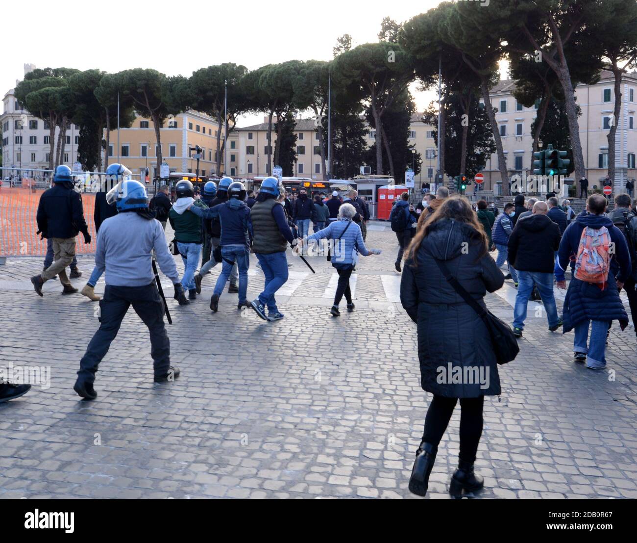 MANIFESTAZIONE NON AUTORIZZATA A ROMA DEL'ESTREMA DESTRA AUF DER PIAZZA VENEZIA Stockfoto