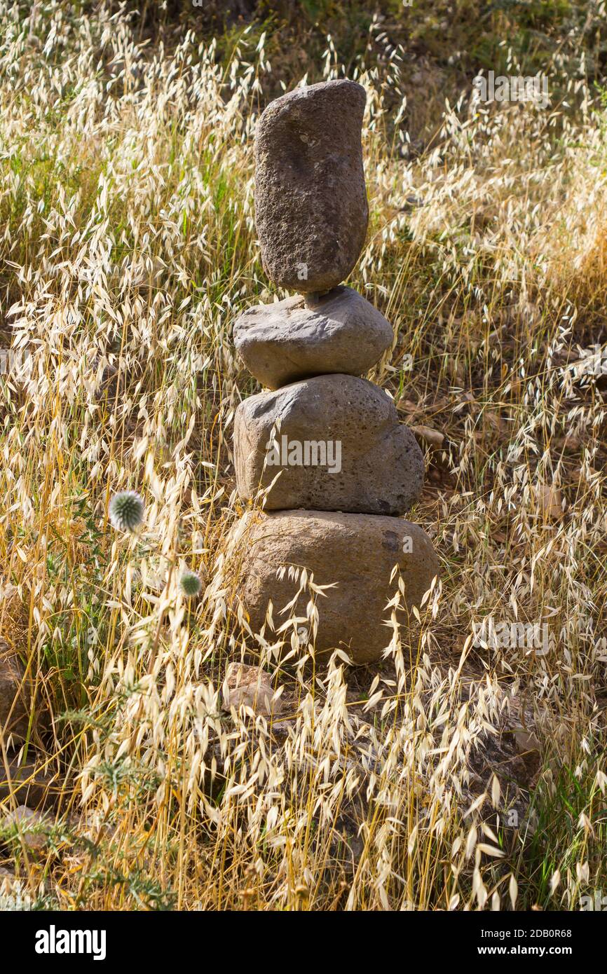 Ein informeller Mann machte im Tal der Tauben im Arbel Naturreservat Israel einen Steinhaufen. Dies ist Teil der sogenannten Jesus-Spur von N Stockfoto
