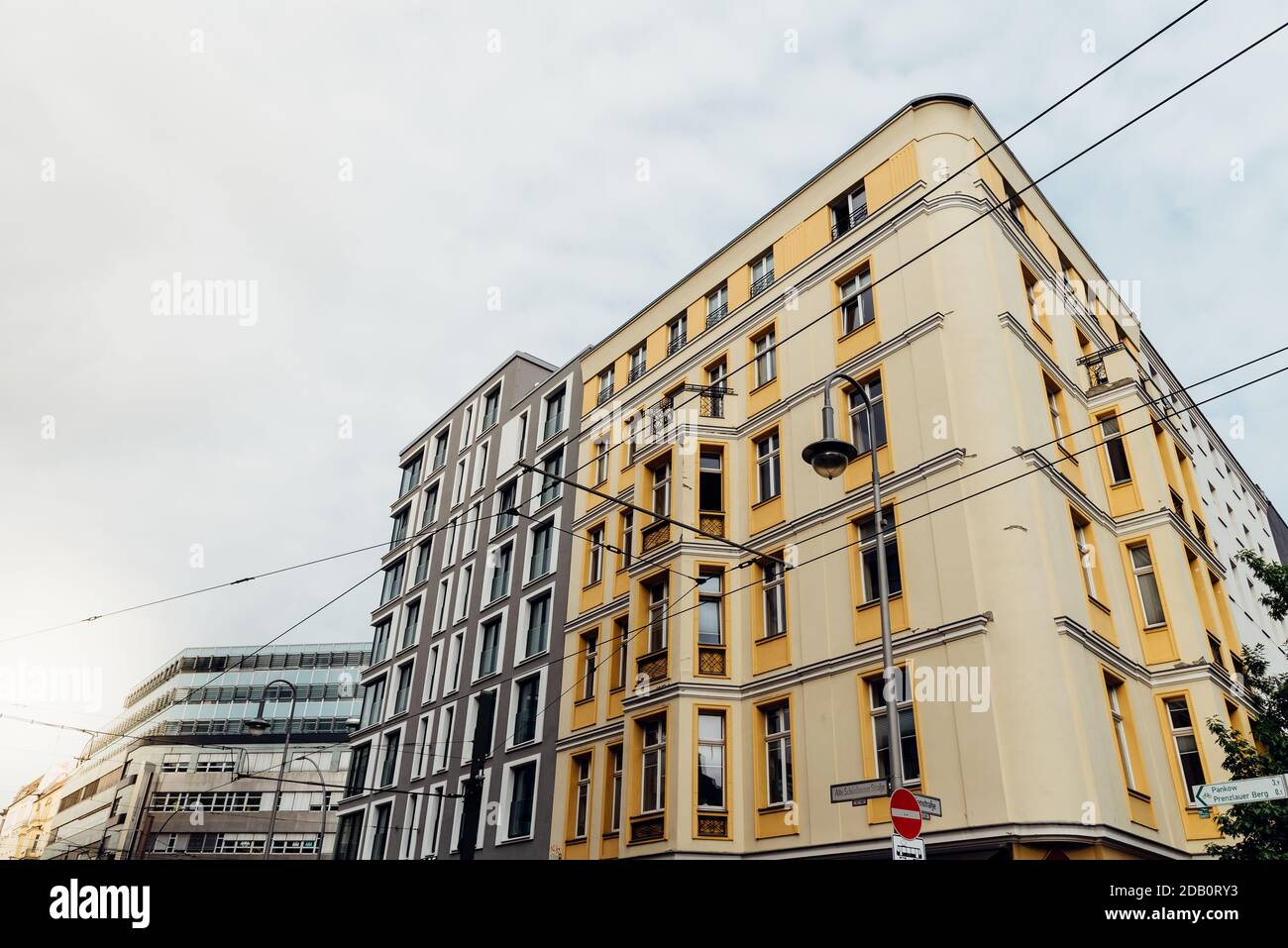 Apartmentgebäude im Zentrum von Berlin. Blick auf den Himmel mit Straßenbahnkabeln Stockfoto