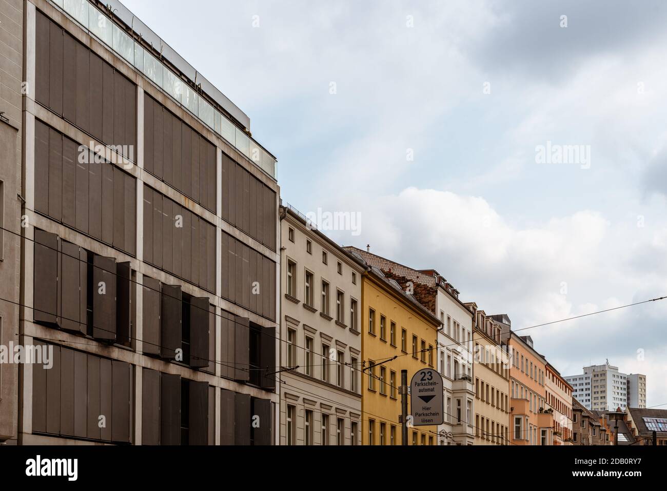 Apartmentgebäude im Zentrum von Berlin. Blick auf den Himmel mit Straßenbahnkabeln Stockfoto
