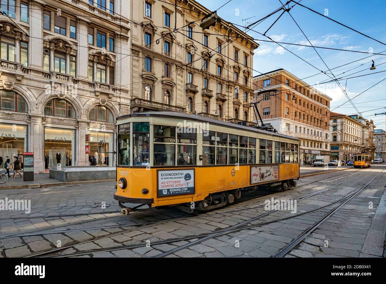 Milano, Italien - 16. okt 2020: Milano, Italien - 16. okt 2020: Gelbe Straßenbahnen in den Straßen Milano, Italien Stockfoto