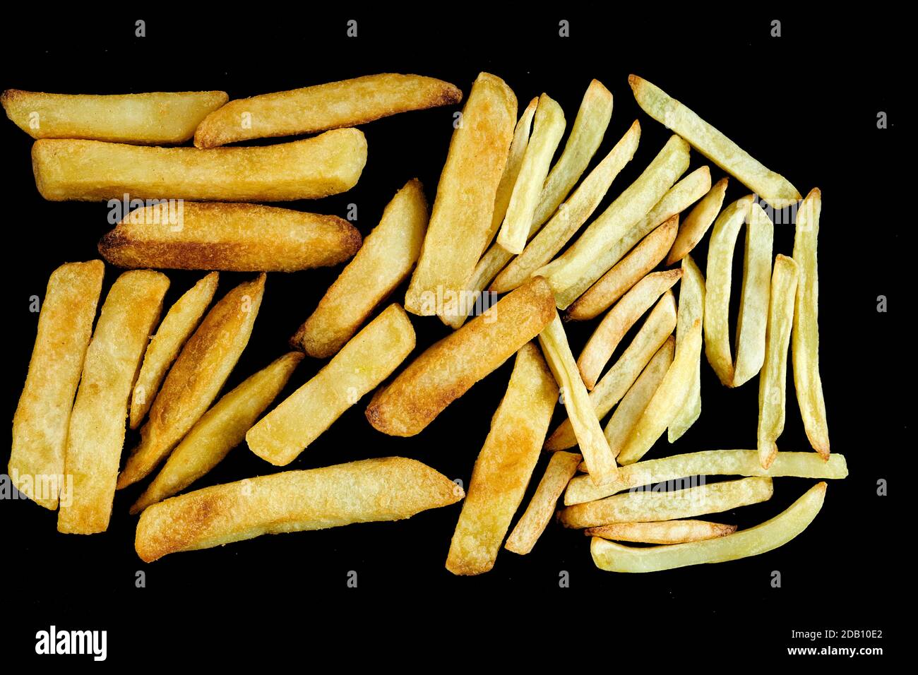 Pommes frites, große und kleine Mischung, knusprig und gekocht. Stockfoto