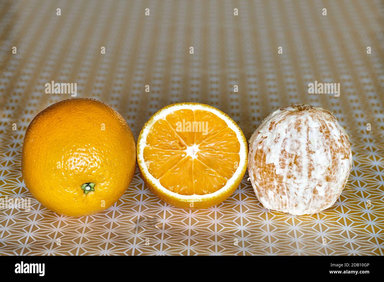 Gleich aber verschieden; ein Orange in verschiedenen Zuständen, mit dominanter Farbe. Stockfoto