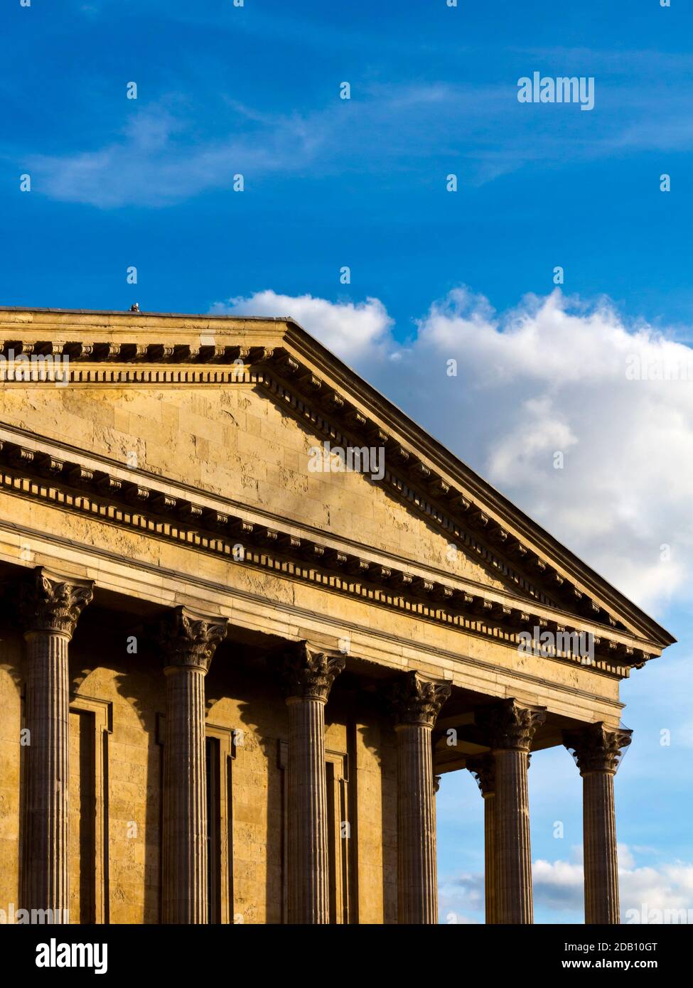 Die neoklassizistische Steinfassade des Birmingham Town Hall England UK wurde 1834 erbaut und basiert auf einem korinthischen Tempel mit rustisiertem Stein. Stockfoto